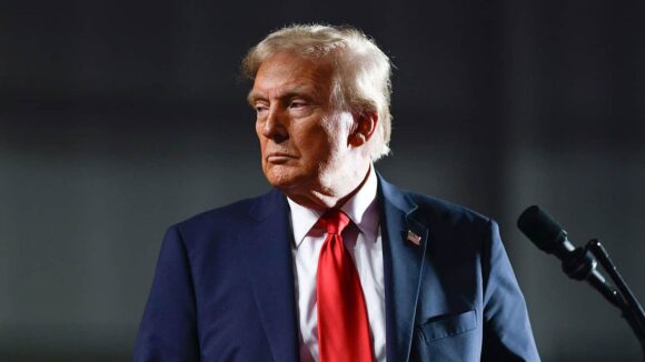Трампу знову «забули» сказати про зупинку допомоги для України