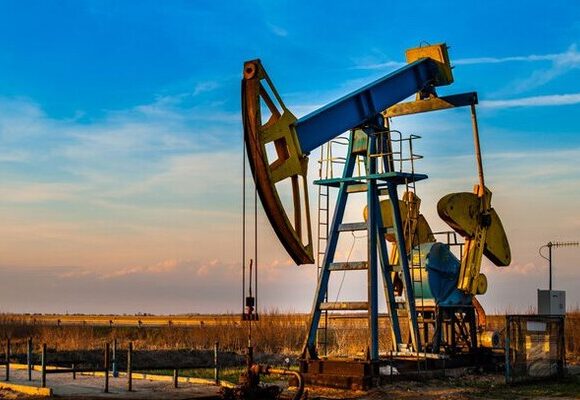 Тарифи США проти друзів Москви: чи відмовиться світ від російської нафти